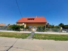 2 Ferienwohnungen imFerienhaus in Balatonbereny 1200 m zum See